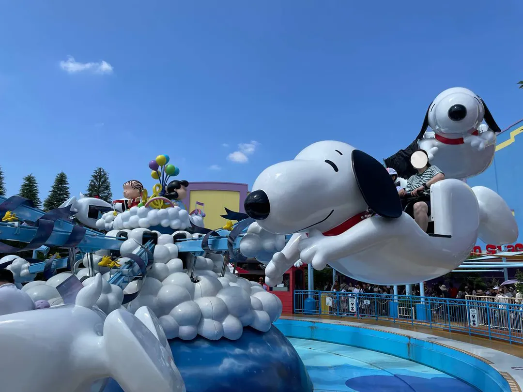 Uses of cable ties at Universal Studios Japan