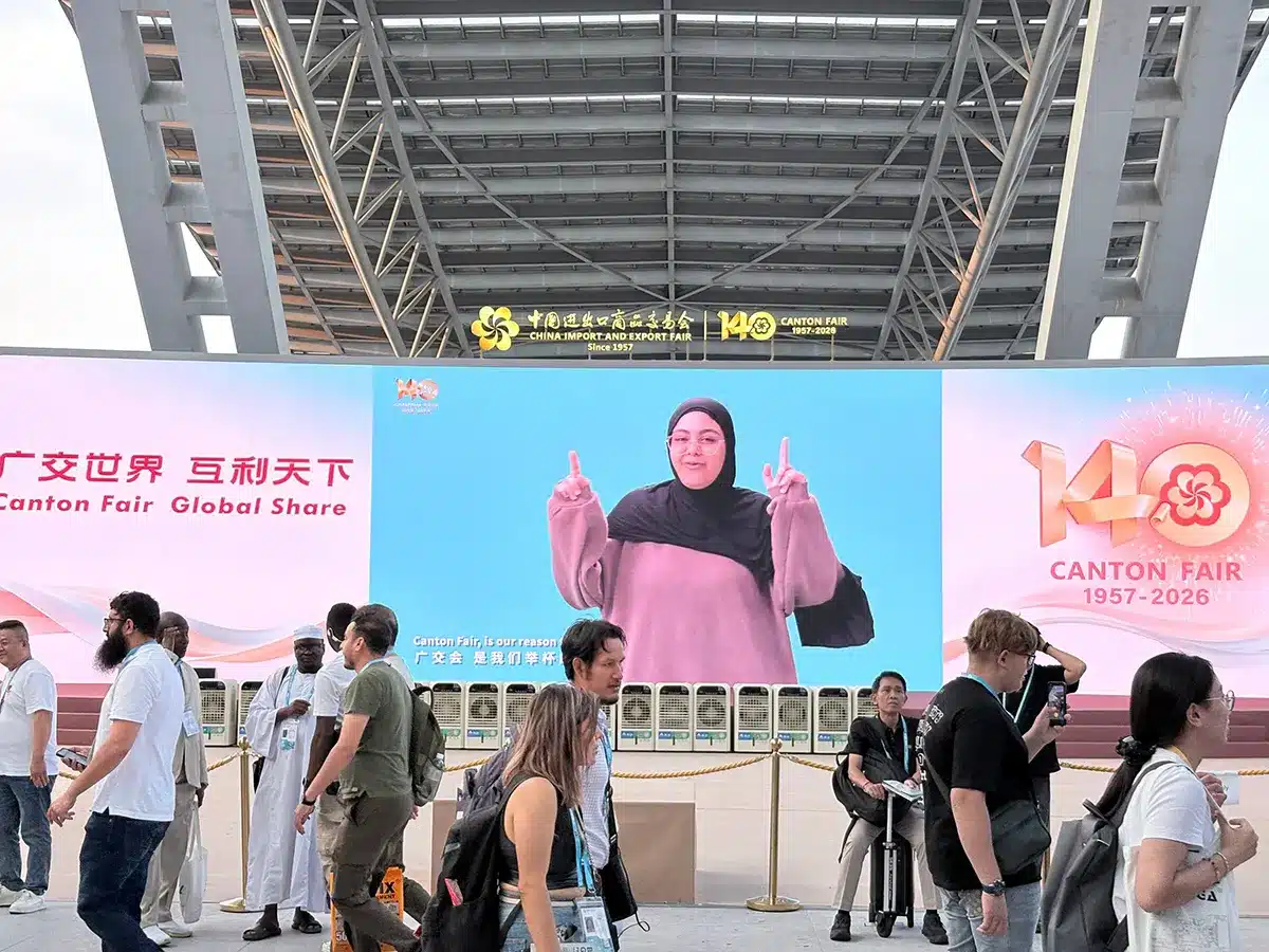 HUADA at the 140th Canton Fair with international buyers at the exhibition venue